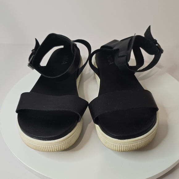 ⭐️40% Off⭐️ MIA Ellen Sandals in Black - Picture 6 of 9